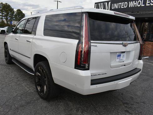 Used 2020 Cadillac Escalade ESV Premium Luxury image 8