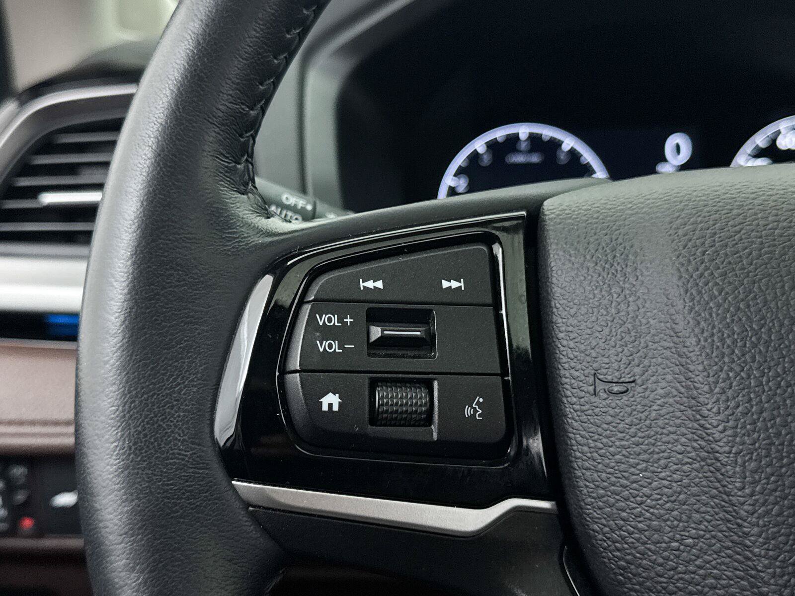 Used 2025 Honda Odyssey Touring image 32