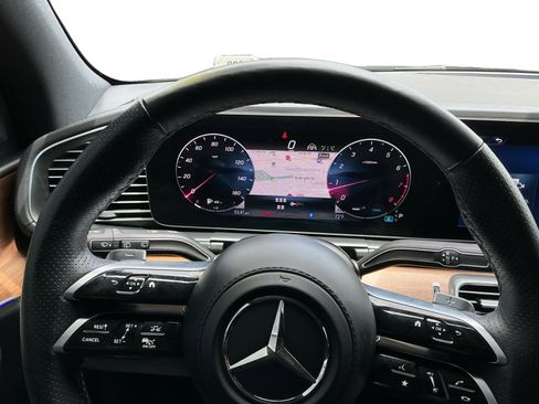 Used 2025 Mercedes-Benz GLS 450 4MATIC image 12