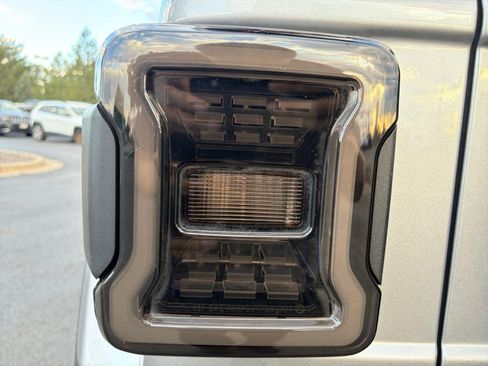 Used 2020 Jeep Wrangler Unlimited Sahara AWD/4WD image 31