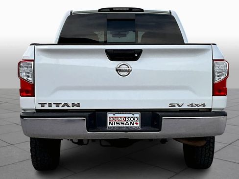 Used 2018 Nissan Titan SV image 4