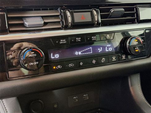 Used 2025 Nissan Pathfinder SL AWD/4WD image 16