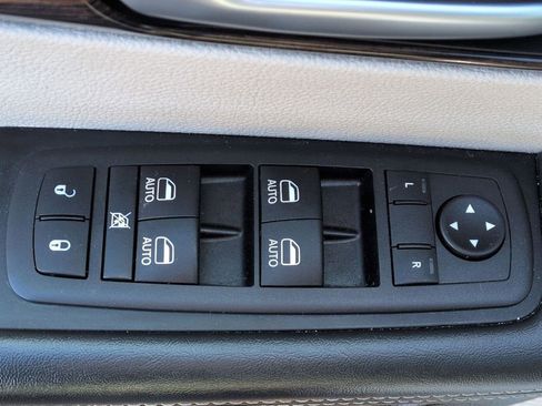 Used 2024 Chrysler Pacifica Limited FWD image 16