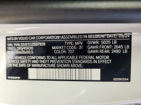Certified 2025 Volvo XC40 B5 Plus AWD/4WD image 27