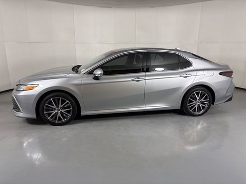 Used 2024 Toyota Camry XLE FWD image 5