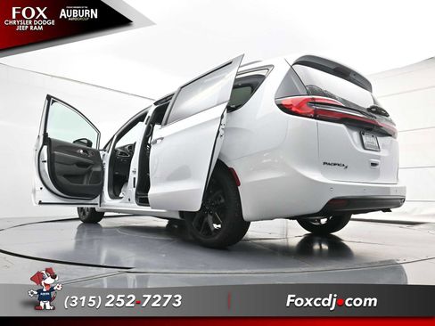 New 2026 Chrysler Pacifica Select image 35