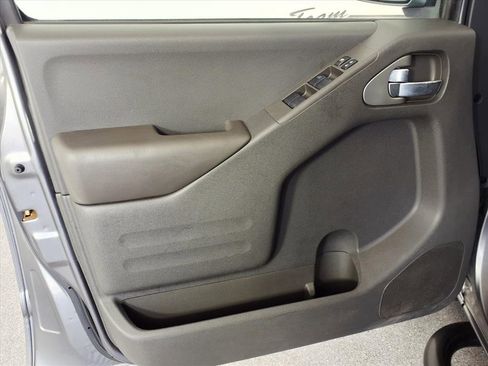 Used 2018 Nissan Frontier PRO-4X image 12