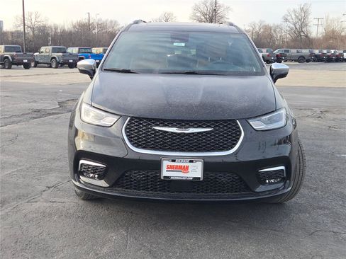New 2026 Chrysler Pacifica Pinnacle image 4