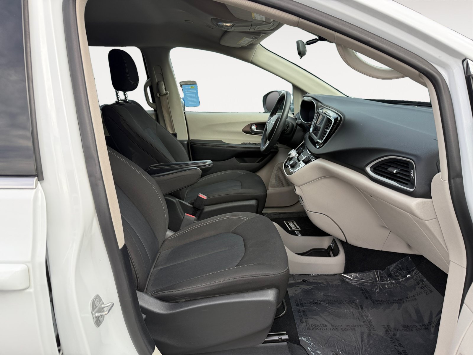Used 2022 Chrysler Voyager LX FWD image 19