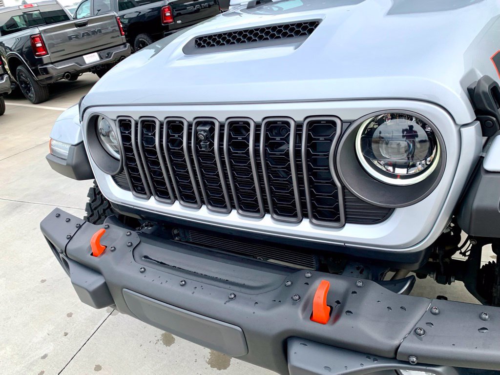 Used 2024 Jeep Gladiator Mojave AWD/4WD image 2