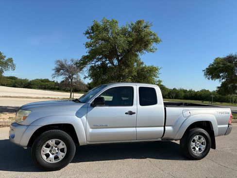 Used 2005 Toyota Tacoma PreRunner RWD image 4