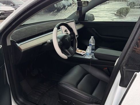 Used 2022 Tesla Model Y Long Range image 36