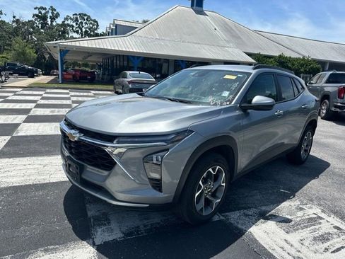 Used 2025 Chevrolet Trax LT FWD image 1