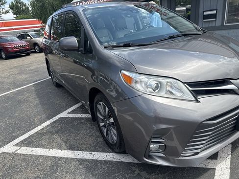 Used 2018 Toyota Sienna XLE w/ XLE Navigation Package AWD/4WD image 10