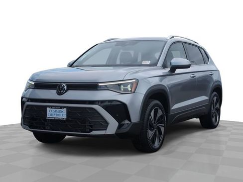 Used 2025 Volkswagen Taos SE image 1