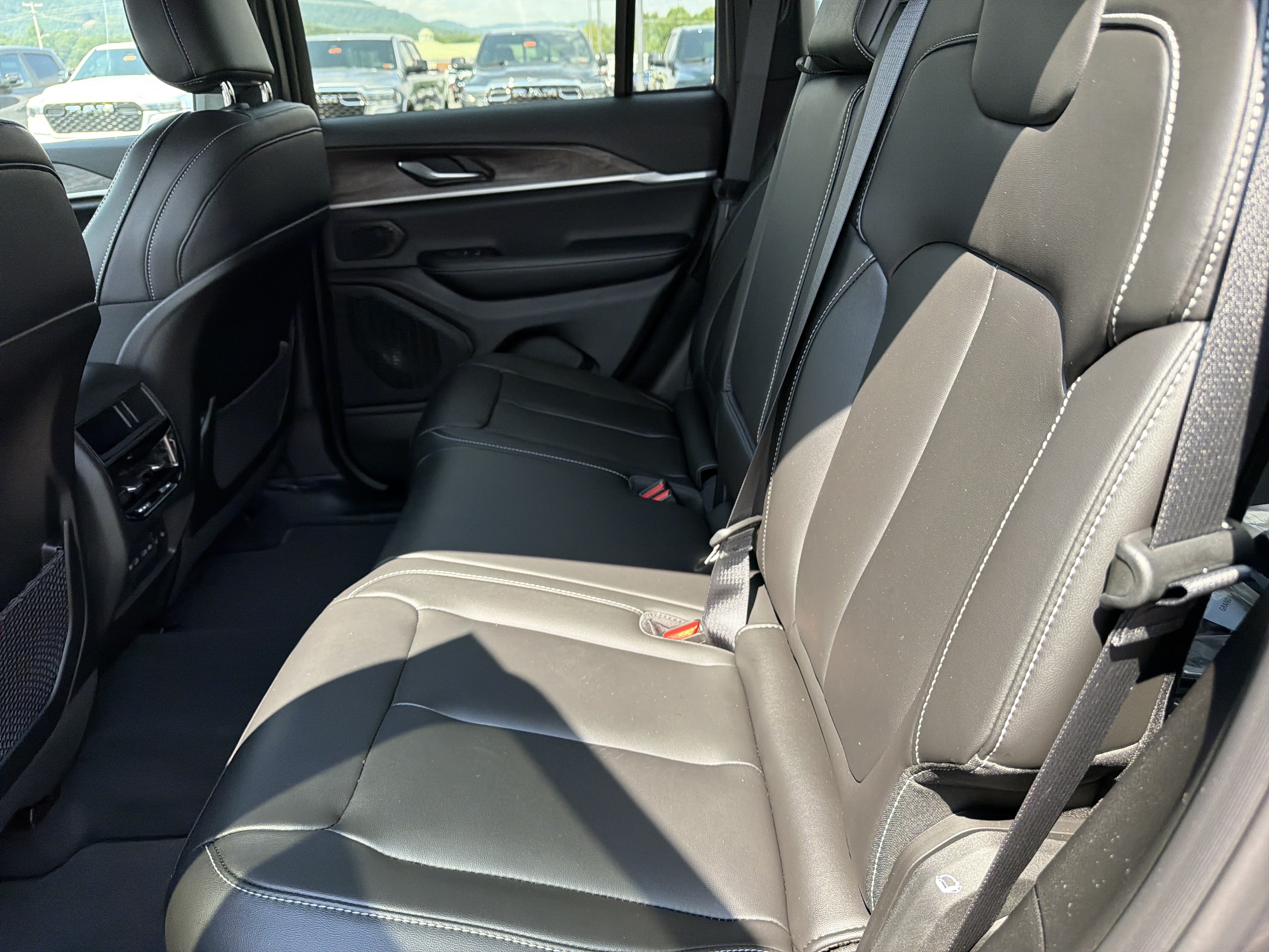 New 2026 Jeep Grand Cherokee Limited AWD/4WD image 13