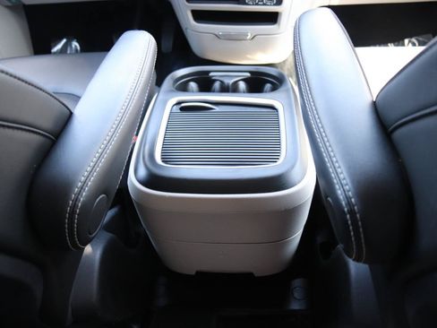 Used 2024 Chrysler Pacifica Touring-L FWD image 22