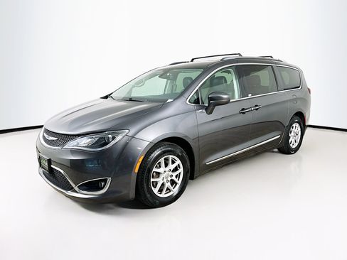 Used 2020 Chrysler Pacifica Touring-L image 3