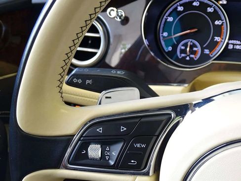 Used 2017 Bentley Bentayga image 31