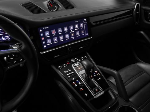 Used 2023 Porsche Cayenne Platinum Edition image 34