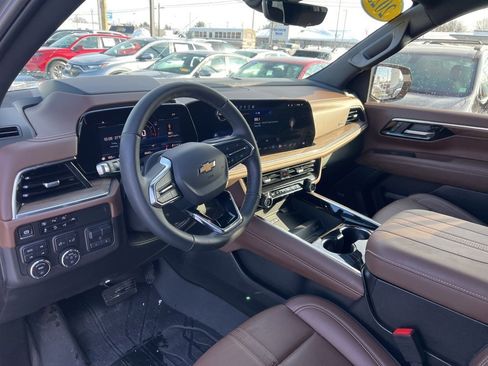Used 2025 Chevrolet Suburban High Country image 9