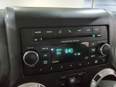 Used 2015 Jeep Wrangler Unlimited Rubicon w/ Connectivity Group image 32