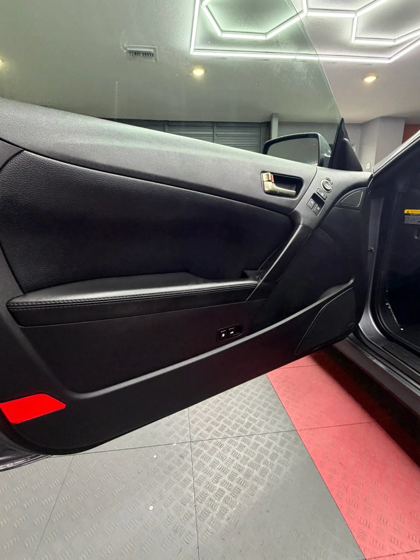 Used 2015 Hyundai Genesis 3.8 RWD image 9