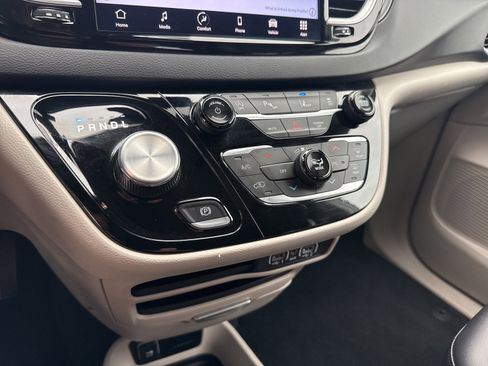 Used 2024 Chrysler Pacifica Touring-L image 22