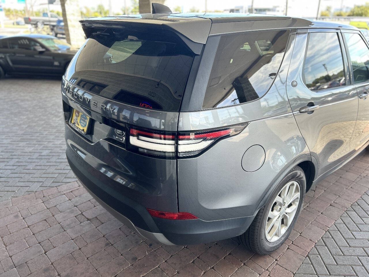 Used 2018 Land Rover Discovery SE AWD/4WD image 17