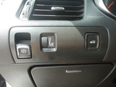 Used 2017 Chevrolet Impala LT FWD image 19