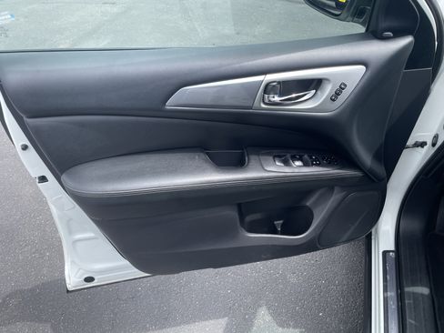 Used 2018 Nissan Pathfinder SL AWD/4WD image 12