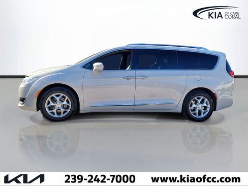 Used 2020 Chrysler Pacifica Touring-L image 4