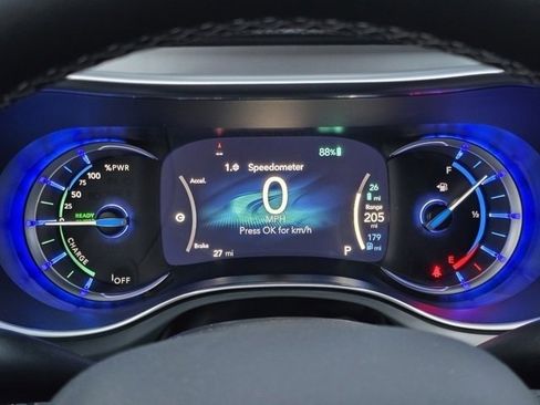 Used 2025 Chrysler Pacifica Premium image 32