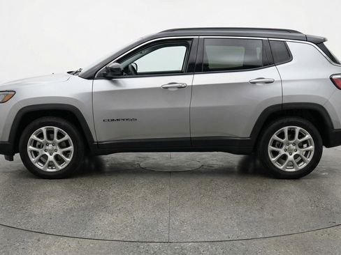 Used 2025 Jeep Compass Limited image 5