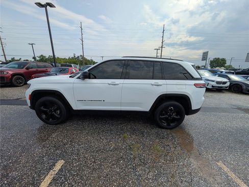 Used 2023 Jeep Grand Cherokee Altitude AWD/4WD image 2