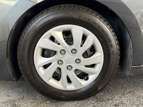 Used 2020 Hyundai Elantra SE FWD image 43