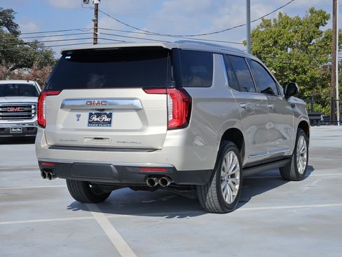 Used 2021 GMC Yukon Denali w/ Denali Premium Package image 9