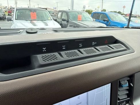 Used 2023 Ford Bronco Outer Banks w/ Sasquatch Package AWD/4WD image 18
