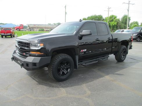 Used 2017 Chevrolet Silverado 1500 LT w/ Midnight Edition AWD/4WD image 11