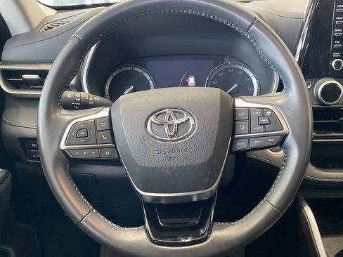 Used 2021 Toyota Highlander XLE AWD/4WD image 17