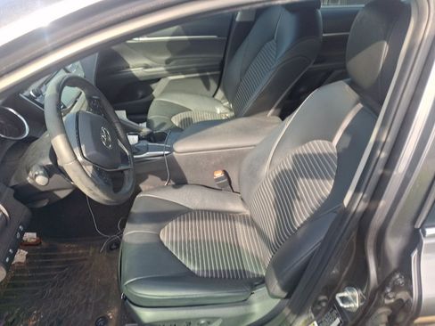 Used 2020 Toyota Camry SE FWD image 8