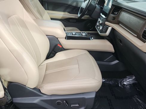 Used 2024 Ford Expedition Limited image 18