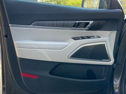 Used 2024 Kia Telluride EX w/ EX Captain's Chair Package image 13