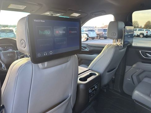 Used 2024 Chevrolet Suburban Z71 w/ Luxury Package image 15