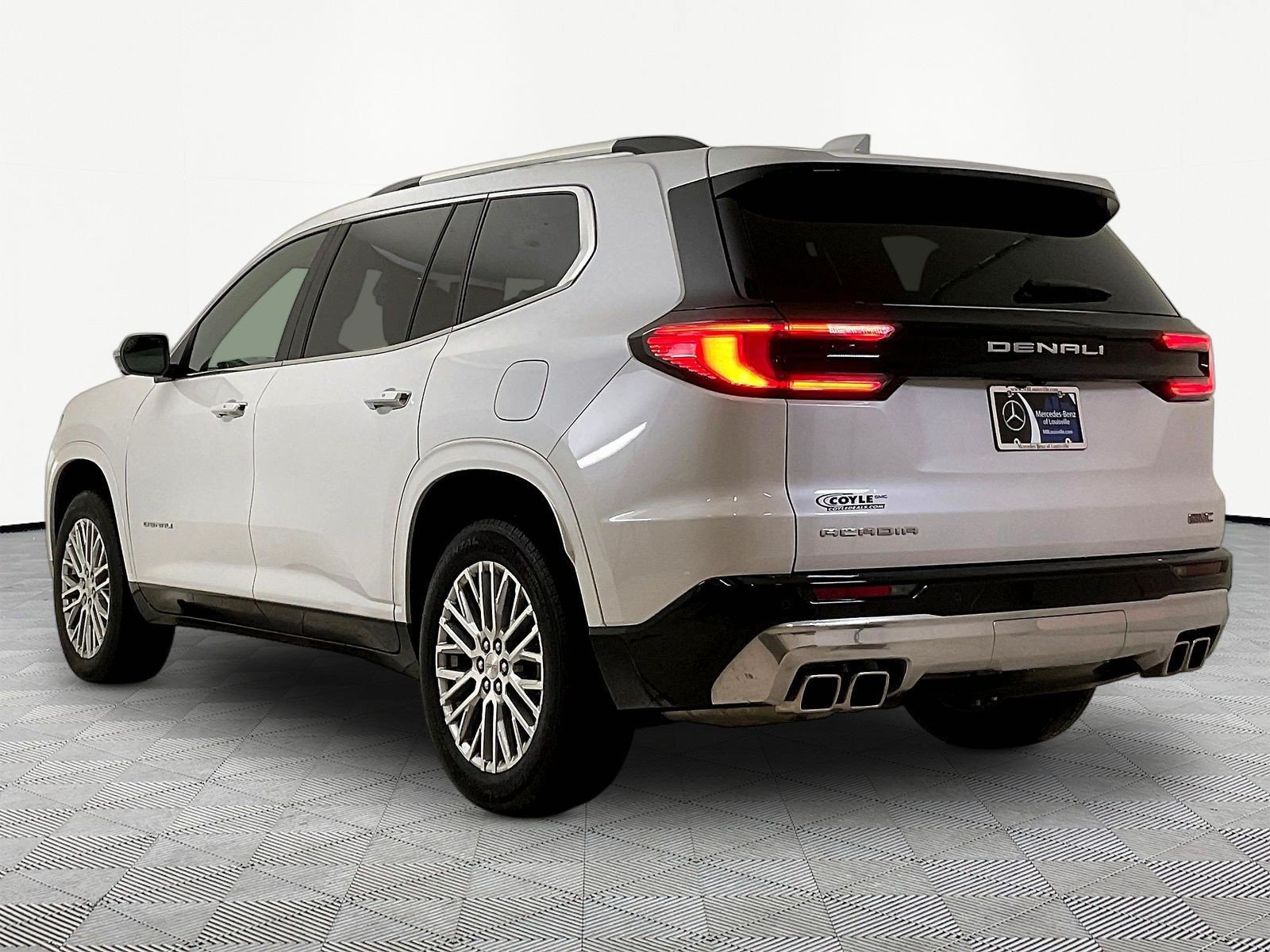 Used 2025 GMC Acadia Denali FWD image 4
