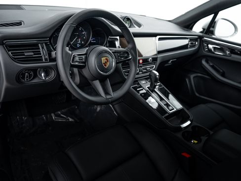 Certified 2026 Porsche Macan AWD/4WD image 4