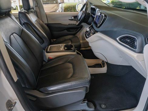 Used 2021 Chrysler Pacifica Touring-L FWD image 36