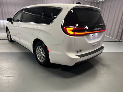 Used 2023 Chrysler Pacifica Touring-L FWD image 5