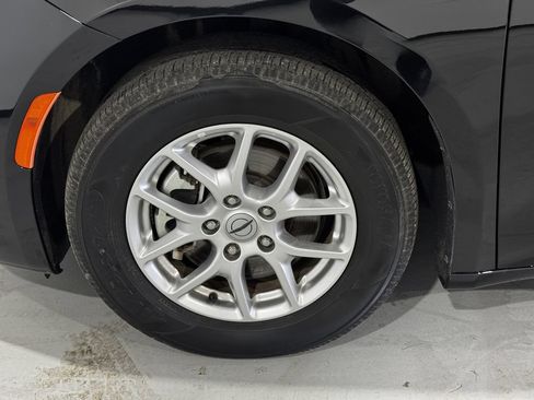 Used 2024 Chrysler Pacifica Touring-L FWD image 9