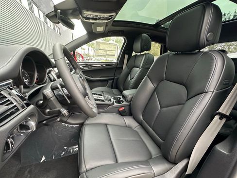 Used 2026 Porsche Macan Turbo image 5